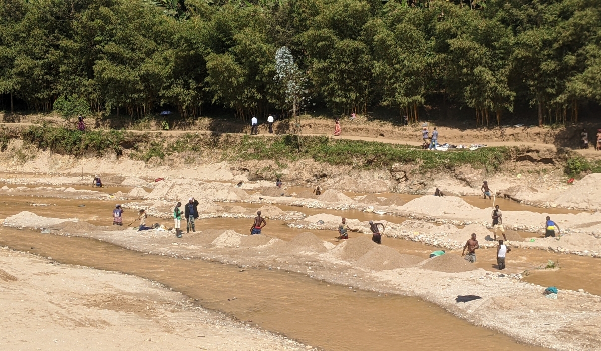 Miners dig for sand in Satinsyi River in Kageyo Sector, Ngororero District. Photo by Germain Nsanzimana