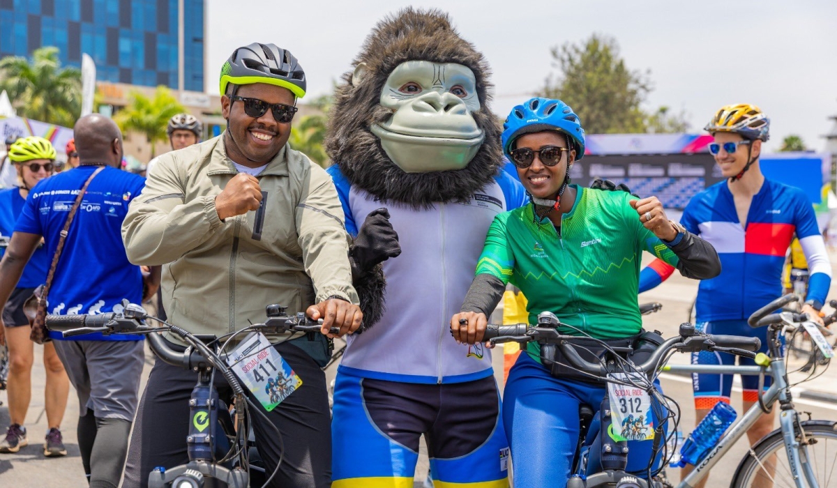 The Kigali Social Ride was attended more than 700 participants including Minister of Sports Nelly Mukazayire (R) and Kigali City Mayor Dusengiyumva Samuel (L)-Photo by Craish Bahizi
