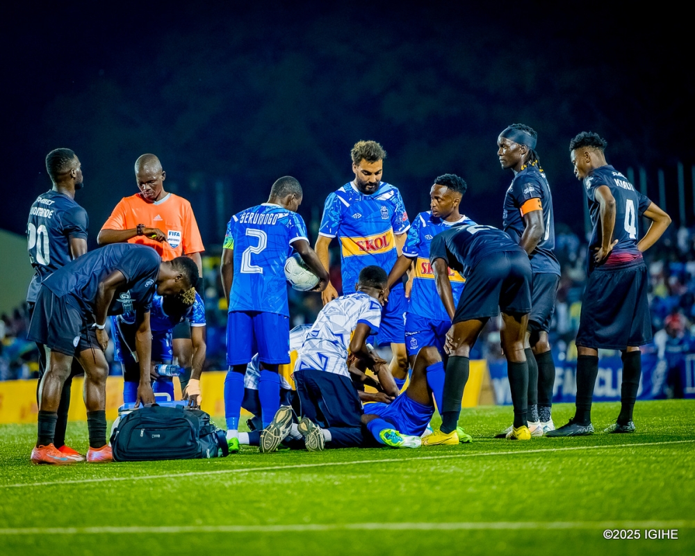 Rayon Sports doctors attend to striker Asman Ndikumana who suffered an in stoppage time of club&#039;s 1-0 loss to Singida Big Stars-Photo by IGIHE