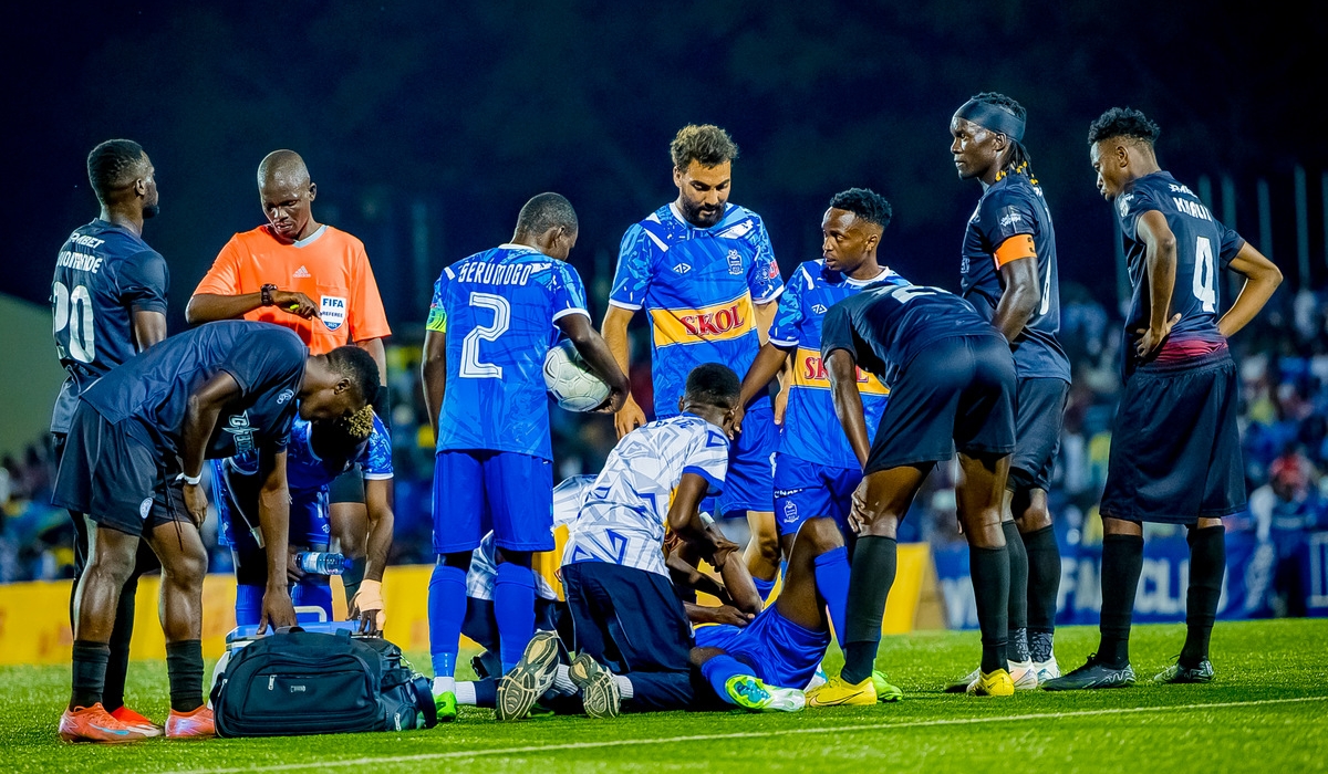 Rayon Sports doctors attend to striker Asman Ndikumana who suffered an in stoppage time of club&#039;s 1-0 loss to Singida Big Stars-Photo by IGIHE