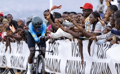 Team Rwanda fans cheer on Etienne Tuyizere  during the ITT during the ongoing UCI Road World Championships in Kigali on Monday, September 22. Photo by Dan Gatsinzi