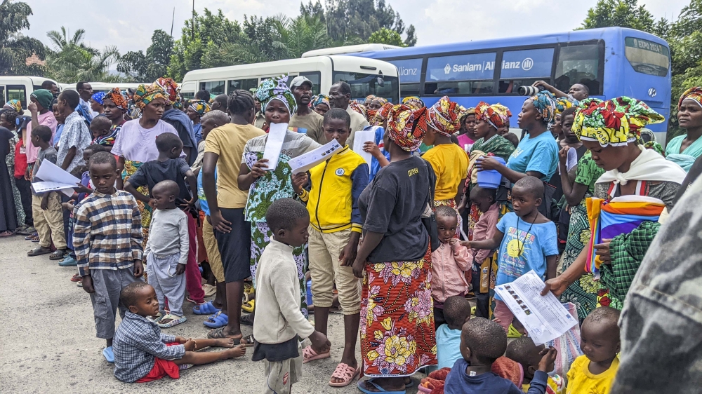 Rwandans who returned from DR Congo crossing the Grande Barriere border post in Rubavu District on Wednesday, September 24. Photos by Germain Nsanzimana.