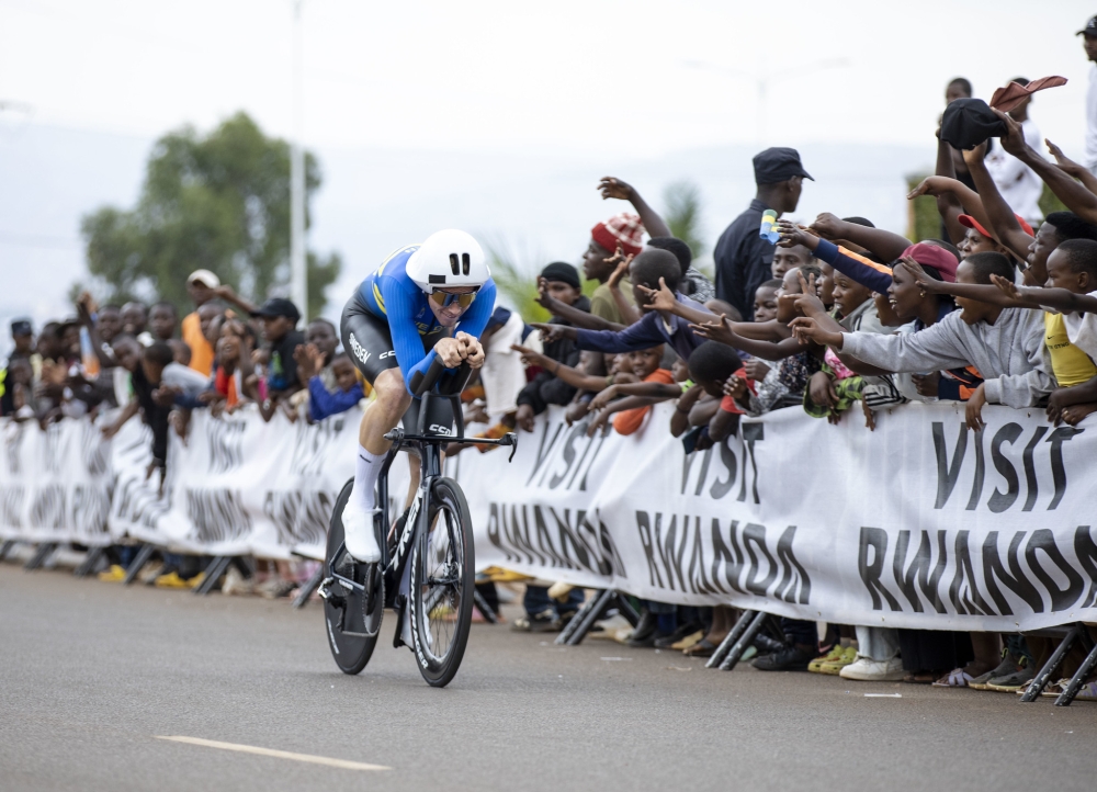 Cycling fans cheer on a rider at Kicukiro-Nyanza during Individual Time Trial on Monday, September 22. Photo by Dan Gatsinzi