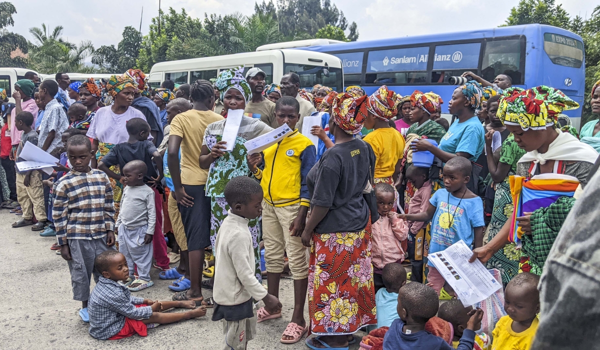Rwandans who returned from DR Congo crossing the Grande Barriere border post in Rubavu District on Wednesday, September 24. Photos by Germain Nsanzimana.