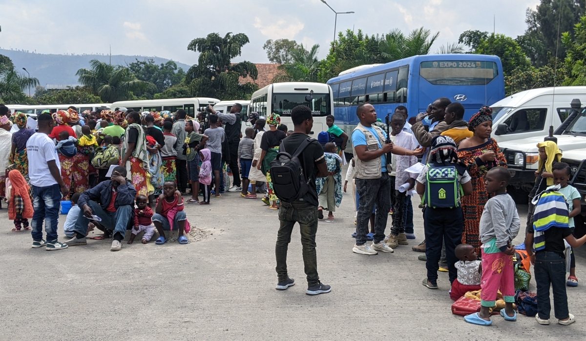 Rwandans returned from DR Congo on their arrival at La Grande Barriere border in Rubavu District on Wednesday, September 25. Photos By Germain Nsanzimana