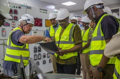 Tonci Tadic, the HQ Power Plant Project Manager, guides Prime Minister Justin Nsengiyumva during his visit. Tadic said that the facility began
production in 2021 with a gross generation capacity of 80 MW. Photo: Craish Bahizi.