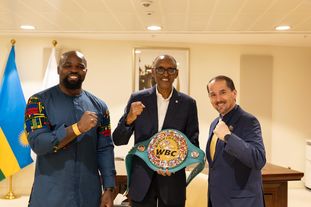 President Paul Kagame meets with  veteran Cameroonian-French professional boxer Carlos Takam in Kigali on Sunday, September 28. Photo by Village Urugwiro