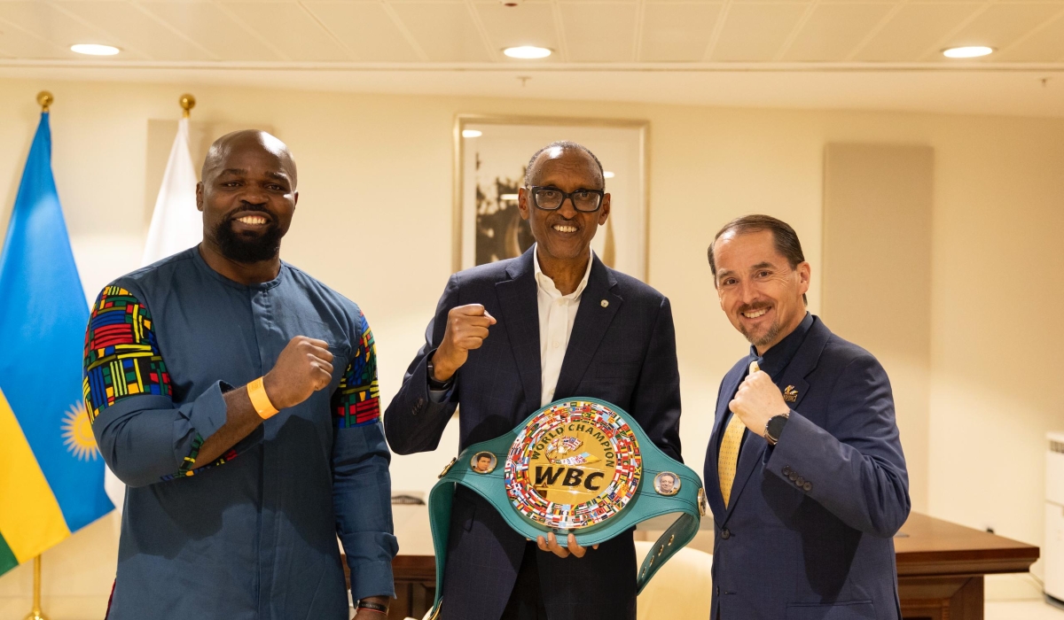 President Paul Kagame meets with  veteran Cameroonian-French professional boxer Carlos Takam in Kigali on Sunday, September 28. Photo by Village Urugwiro