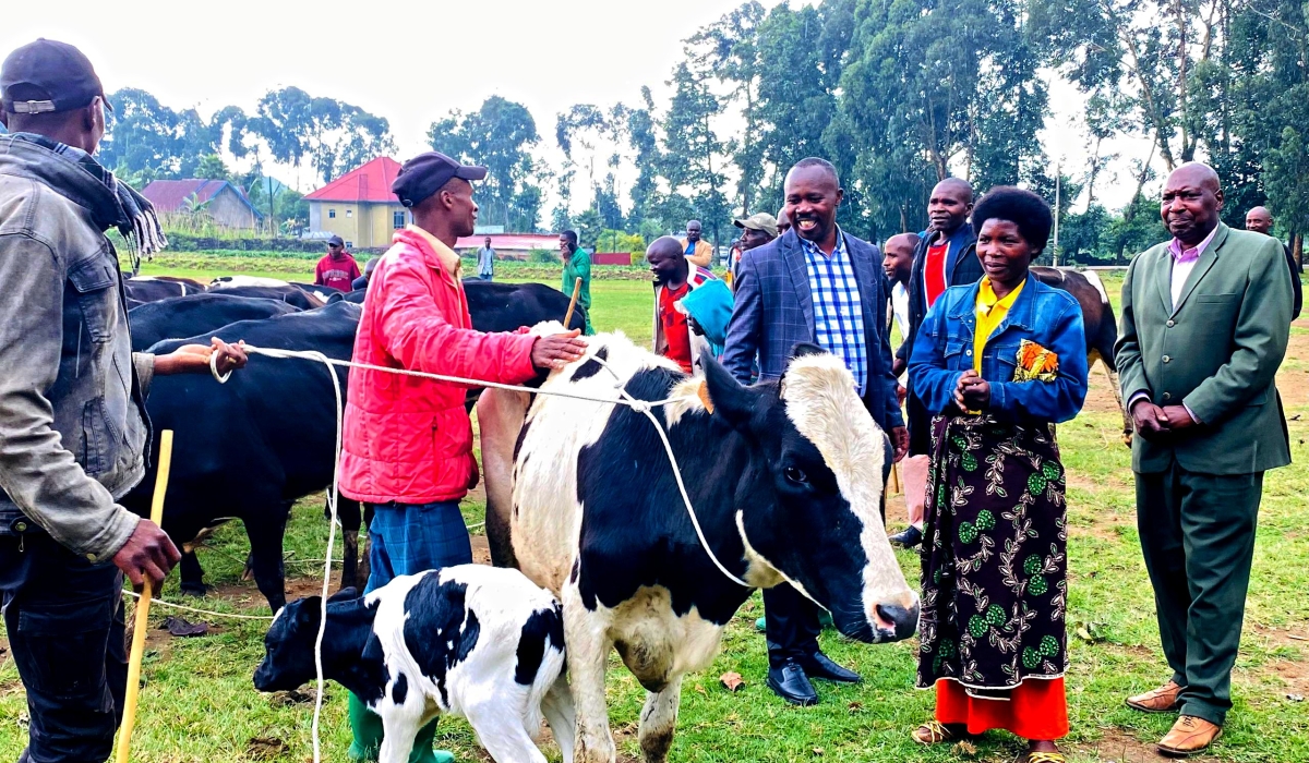 Mayor Prosper Mulindwa (centre) poses for a group photo during the donation of cows in Nyakiliba Sector, Rubavu District.  Courtesy.