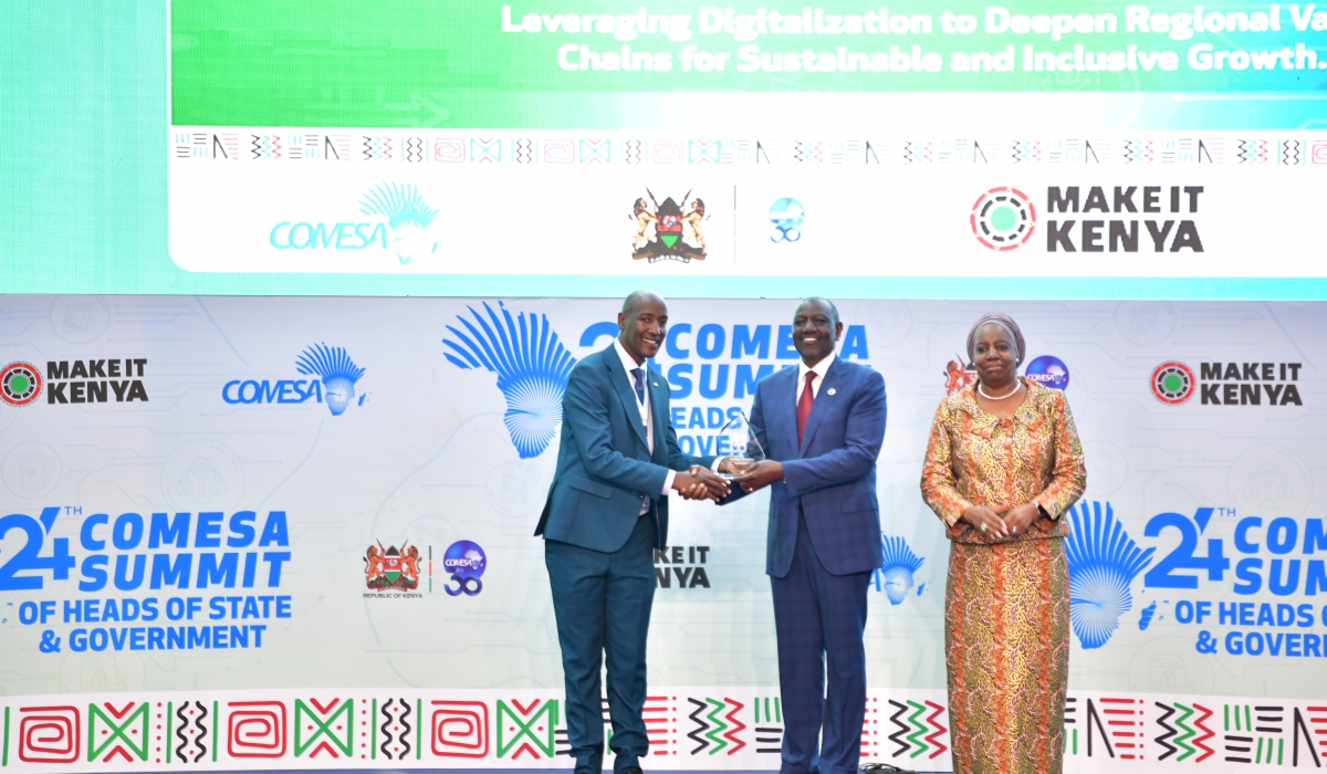 Gashegu Muramira receives the COMESA Media Excellence Award from Kenyan President and incoming COMESA Chairperson William Ruto, as COMESA Secretary General, Chileshe Mpundu Kapwepwe, looks on. Courtesy