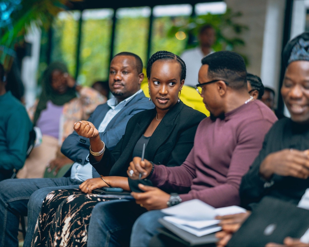 Elodie Shami, the Director General of Imbuto Foundation interacts with Brave Ngabo, Permanent Secretary at the Ministry of Youth and Arts at the event. She praised the measurable contribution of the startups