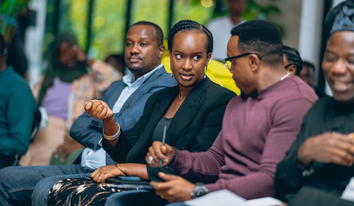 Elodie Shami, the Director General of Imbuto Foundation interacts with Brave Ngabo, Permanent Secretary at the Ministry of Youth and Arts at the event. She praised the measurable contribution of the startups