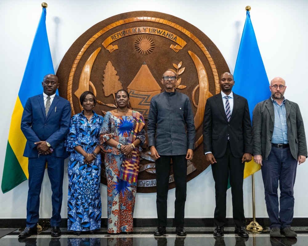 President Paul Kagame poses for a photo with the visiting delegation at Village Urugwiro on Monday, Octoober 13. Photo by Village Urugwiro