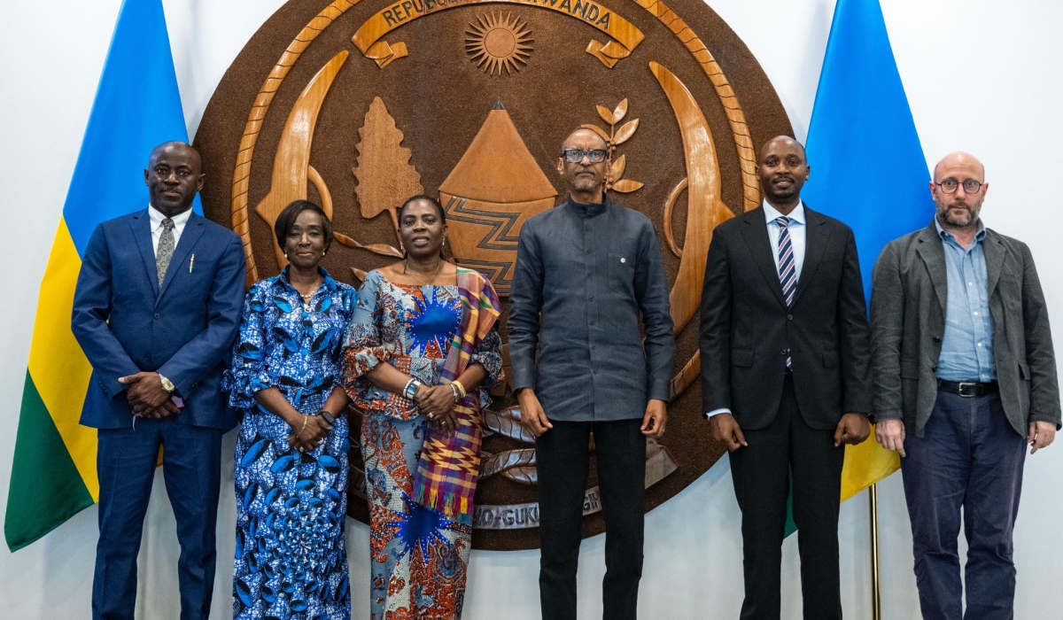 President Paul Kagame poses for a photo with the visiting delegation at Village Urugwiro on Monday, Octoober 13. Photo by Village Urugwiro