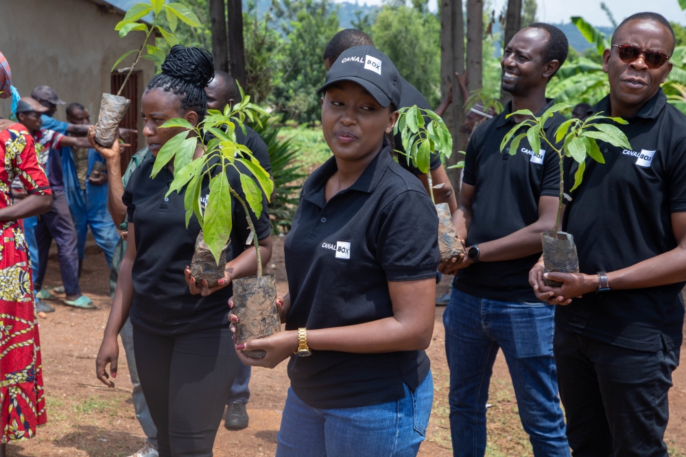 Isaro Econext and Group Vivendi Africa (GVA) Rwanda  joined students and community members of all ages to plant avocado trees on October 24. Craish Bahizi