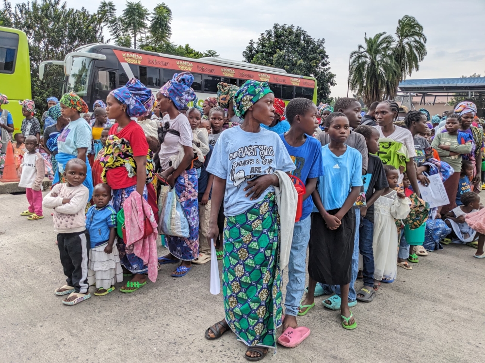 A total of 326 Rwandans returned home from DR Congo on Thursday, October 30, crossing Grande Barriere Border Post in Rubavu District. Photos  Germain Nsanzimana.
