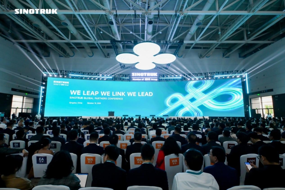 Award Ceremony: Partner Appreciation
SINOTRUK honored its top global partners with the 2025 Outstanding Service, Marketing, and Contribution Awards. Each award-winning partner received a SINOTRUK pickup truck, symbolizing the company’s appreciation and shared success with its collaborators worldwide.