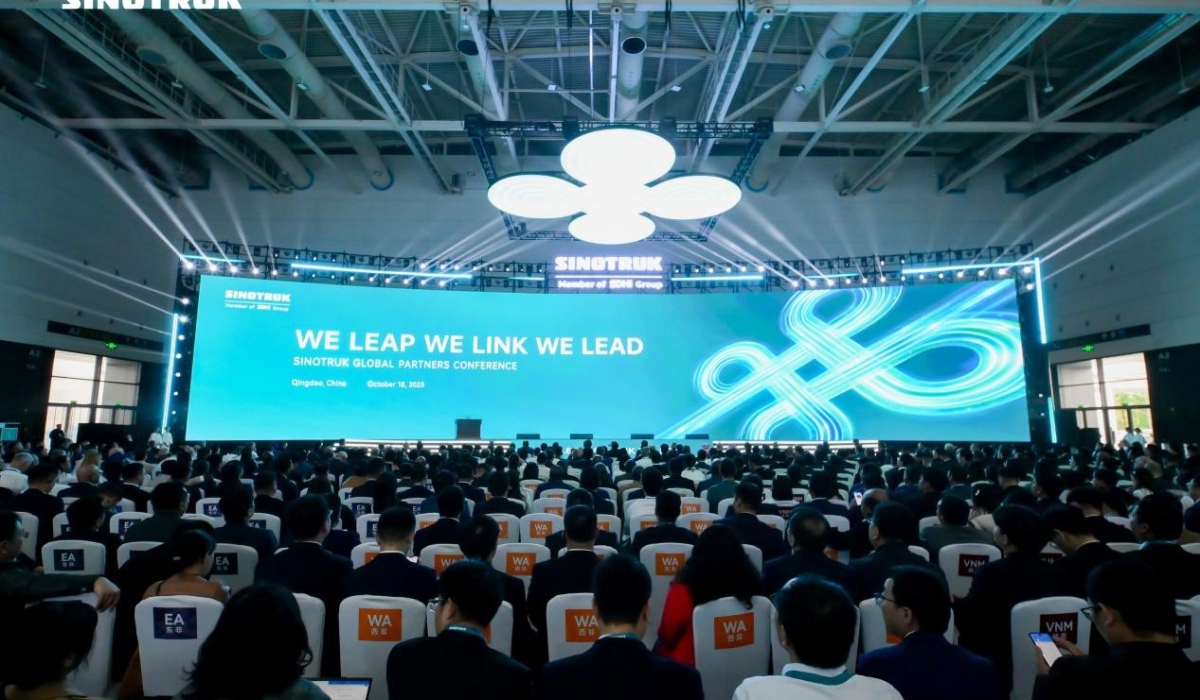 Award Ceremony: Partner Appreciation
SINOTRUK honored its top global partners with the 2025 Outstanding Service, Marketing, and Contribution Awards. Each award-winning partner received a SINOTRUK pickup truck, symbolizing the company’s appreciation and shared success with its collaborators worldwide.