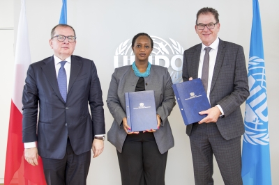 UNIDO Director General Gerd Müller(R) and Rwanda’s Permanent Representative to UNIDO, Ambassador Urujeni Bakuramutsa,  and  Poland’s Ambassador Marek Szczygieł(L) at the signing event.