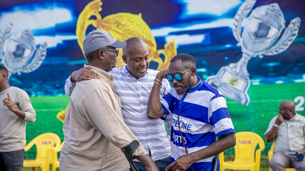 Rwarutabura (R) chats with Murenzi (C) at Rayon Sports first training session since RGB named an interim committee to steer club&#039;s reforms. Photo by Kellya Keza