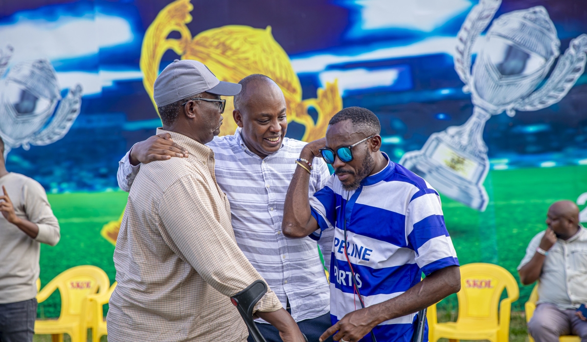 Rwarutabura (R) chats with Murenzi (C) at Rayon Sports first training session since RGB named an interim committee to steer club&#039;s reforms. Photo by Kellya Keza