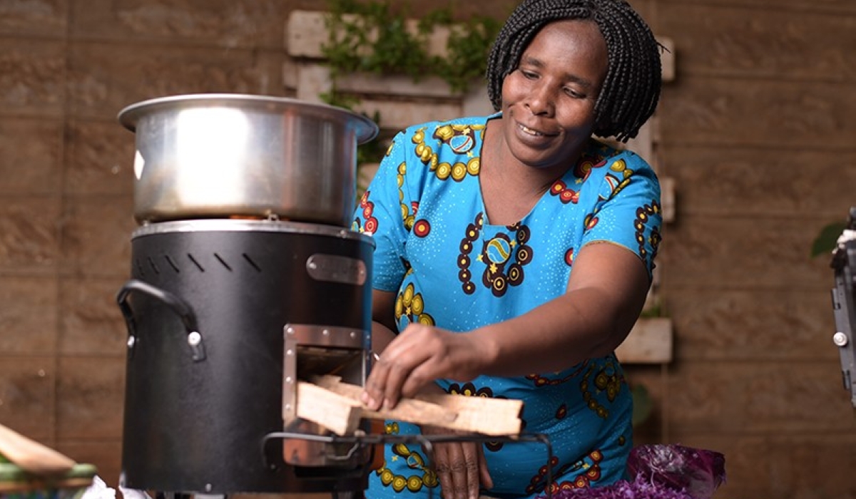A woman cooks using clean cookstoves. Energy experts at the Africa Investment Forum on November 27 in Rabat, Morocco, noted that rigid lending conditions are raising costs, delaying projects, and causing many promising initiatives to stall ultimately slowing Africa’s energy transition. Net photo