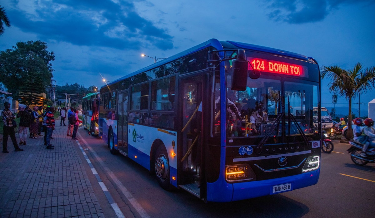 At the Rwandex bus stop, the bus departed again for Remera within five minutes. 