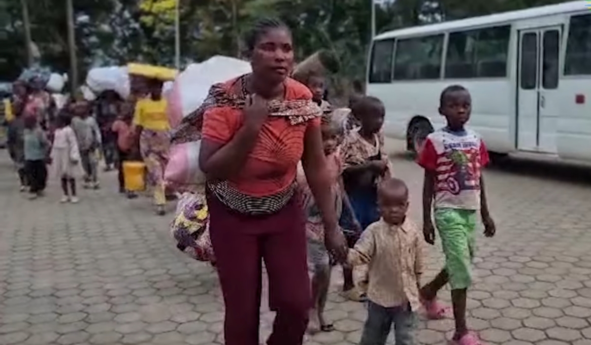Congolese nationals cross into Rwanda at the Kamanyola-Bunagana border post in Rusizi District on Wednesday, December 3. Screengrab from video by RBA. 