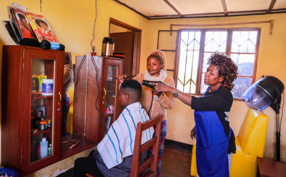 Jeanne d’Arc transformed the beaty salon into a training centre to offer young people training and job opportunities.