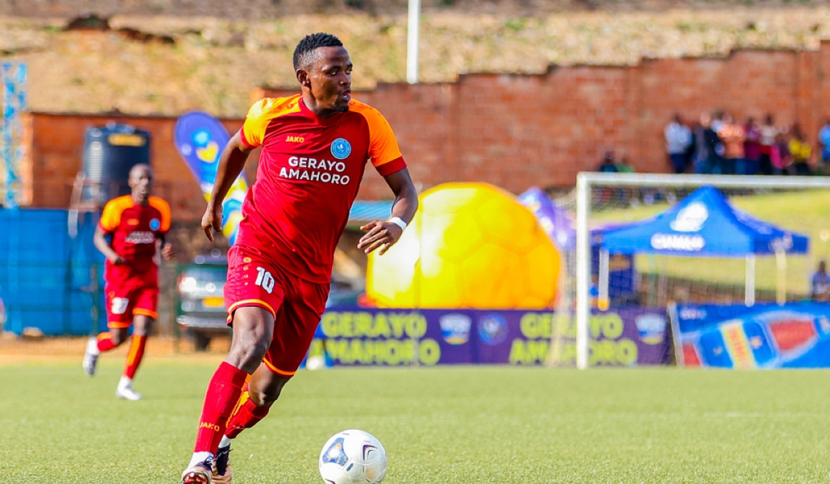 Midfielder Muhadjri Hakizimana insists he is open to sign for his next club on a short-term deal because it helps him play seriously. Photo by IGIHE