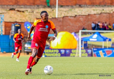 Midfielder Muhadjri Hakizimana insists he is open to sign for his next club on a short-term deal because it helps him play seriously. Photo by IGIHE