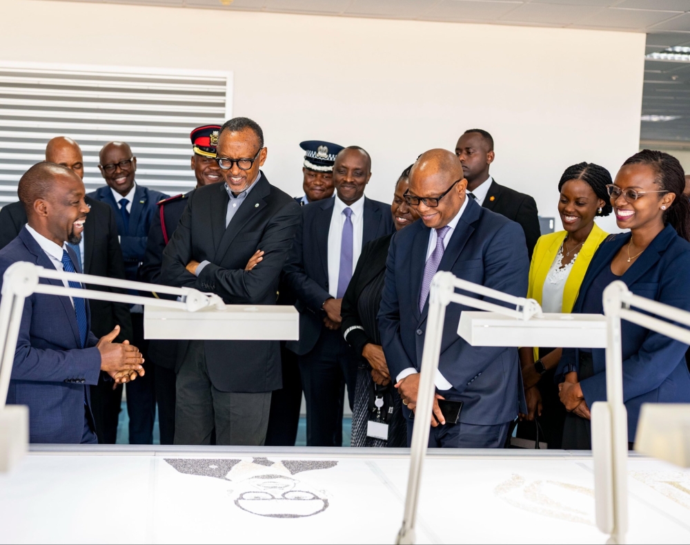 PHOTOS: Kagame tours Botswana's leading diamond trading company