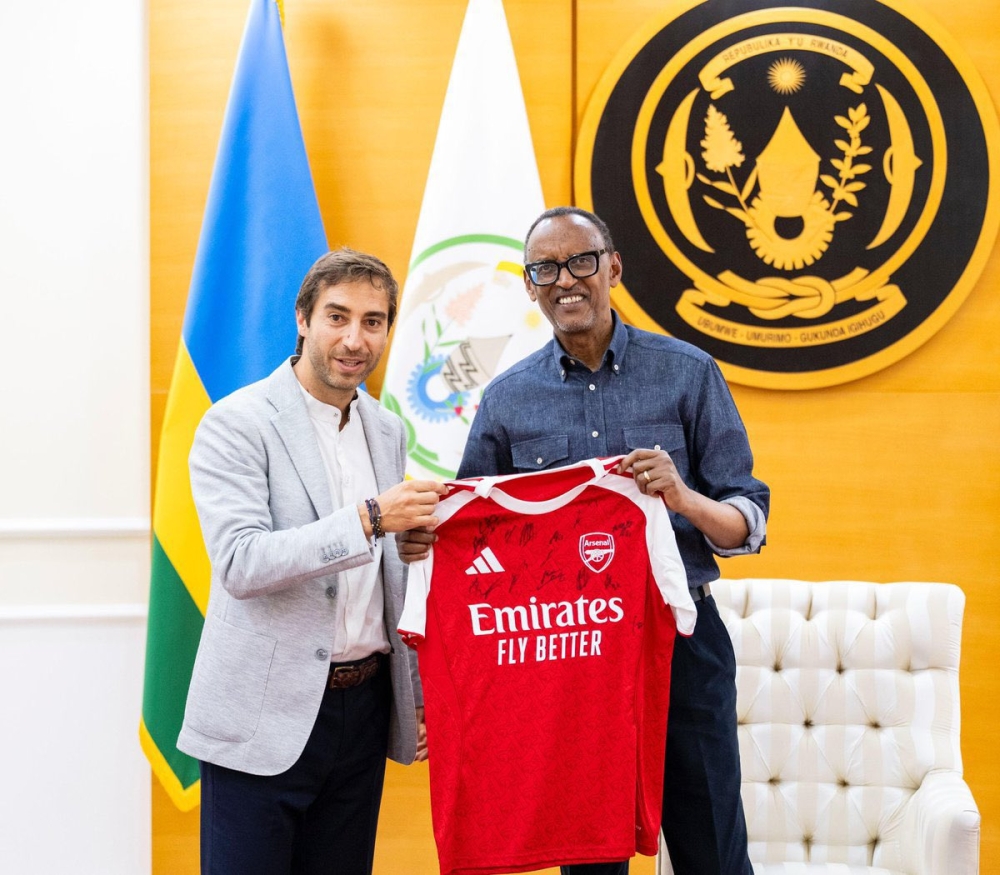 Kagame (right) receives a signed Arsenal jersey from former midfielder Mathieu Flamini. The Head of State is a longtime supporter of the North London club. courtesy