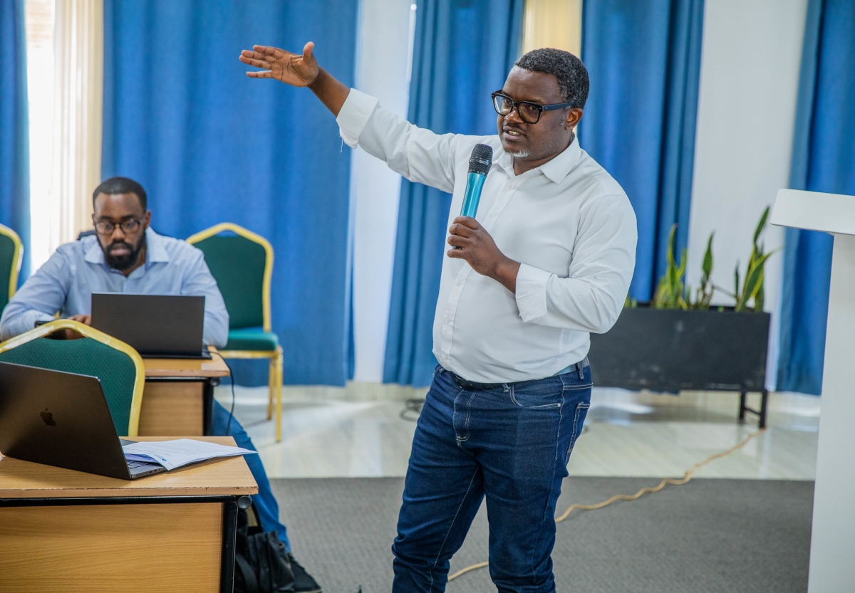 Jean-Pierre Musabyimana, Head of the One Health Department at ACES gives a lecture to the trainees.