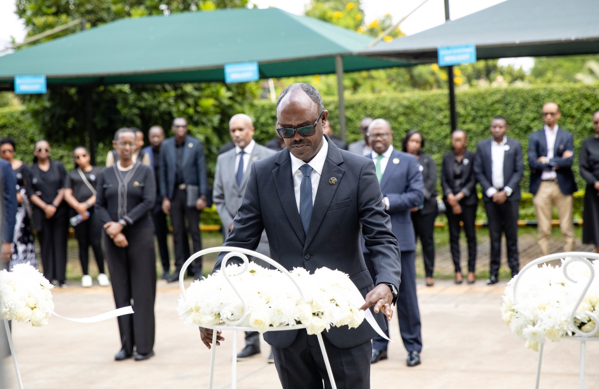 Philbert Gakwenzire, President of Ibuka, lays a wreath in honour of the victims of the Genocide against the Tutsi. 