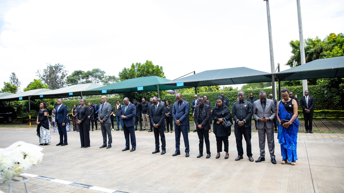 Officials observe a moment of silence in honour of the victims of the Genocide against the Tutsi.
