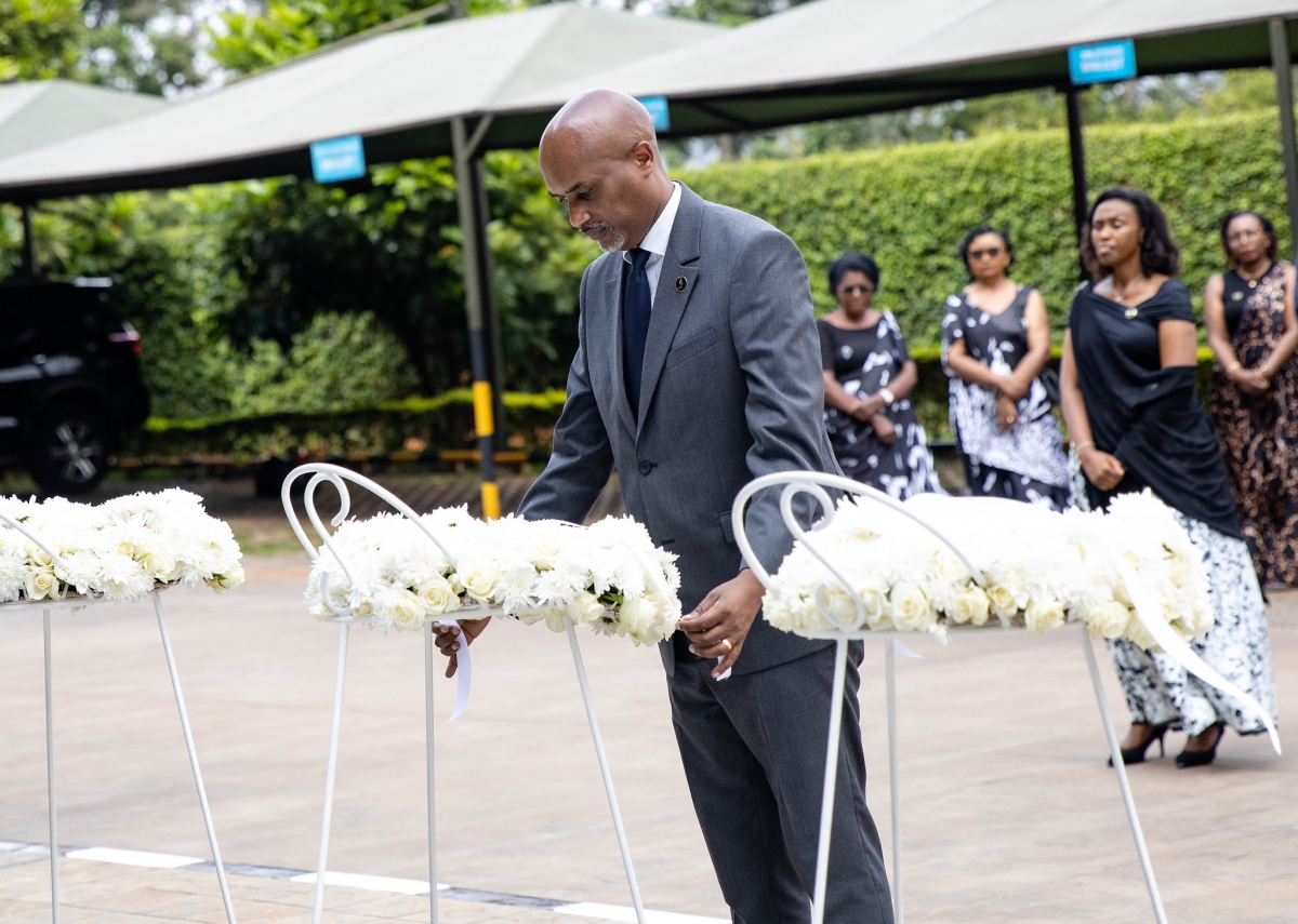 Minister of Justice Emmanuel Ugirashebuja lays a wreath in honour of victims of the Genocide against the Tutsi.