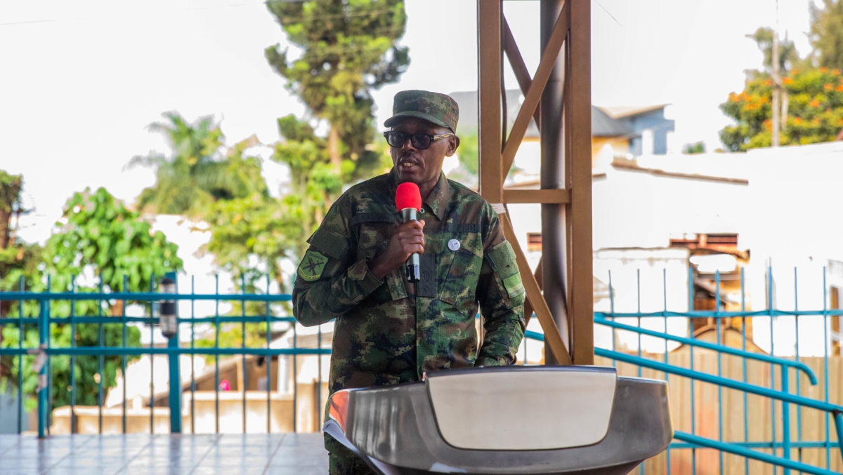 The Deputy Spokesperson of Rwanda Defence Force (RDF), Lt. Col. Simon Kabera, addresses mourners at the event.