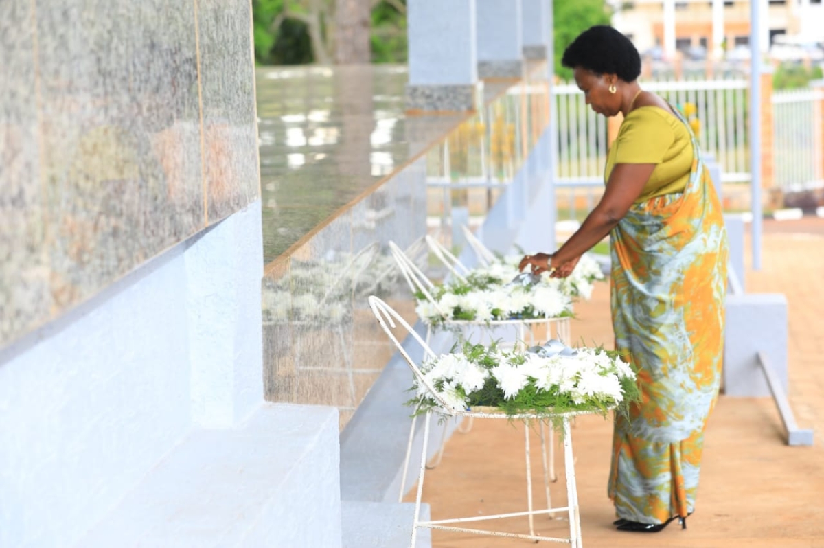 Eastern Province's Executive Secretary Jeanne Nyirahabimana, lays a wreath in honour of victims of the Genocide against the Tutsi.