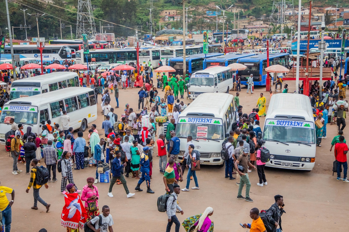 Passengers at Nyabugogo taxi park. Photo by Craish Bahizi.