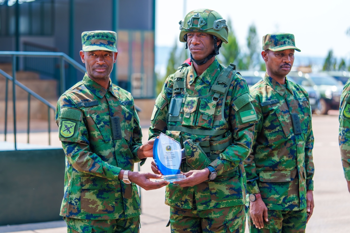 Rwanda Defence Force Chief of Defence Staff (CDS), Gen Mubarakh Muganga awards one of the top performers at the ceremony