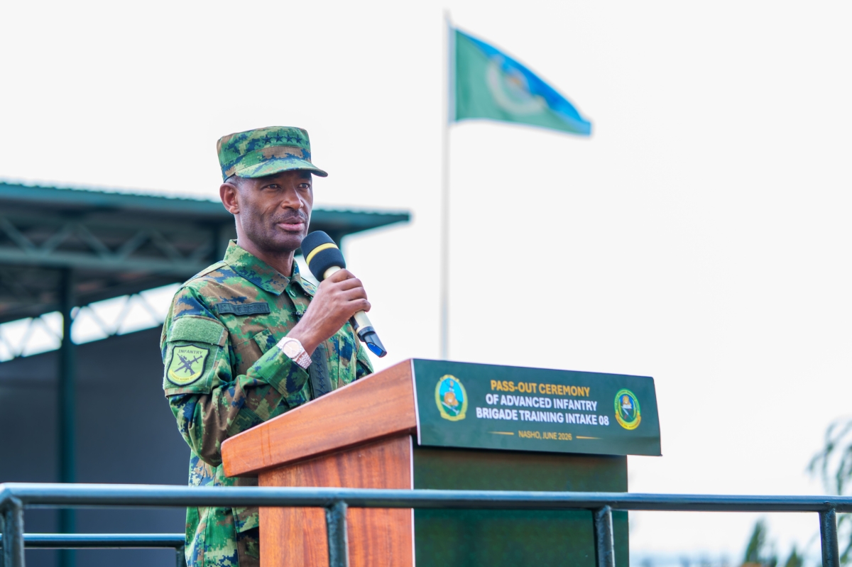 Rwanda Defence Force Chief of Defence Staff (CDS), Gen Mubarakh Muganga briefs the graduates at the event.