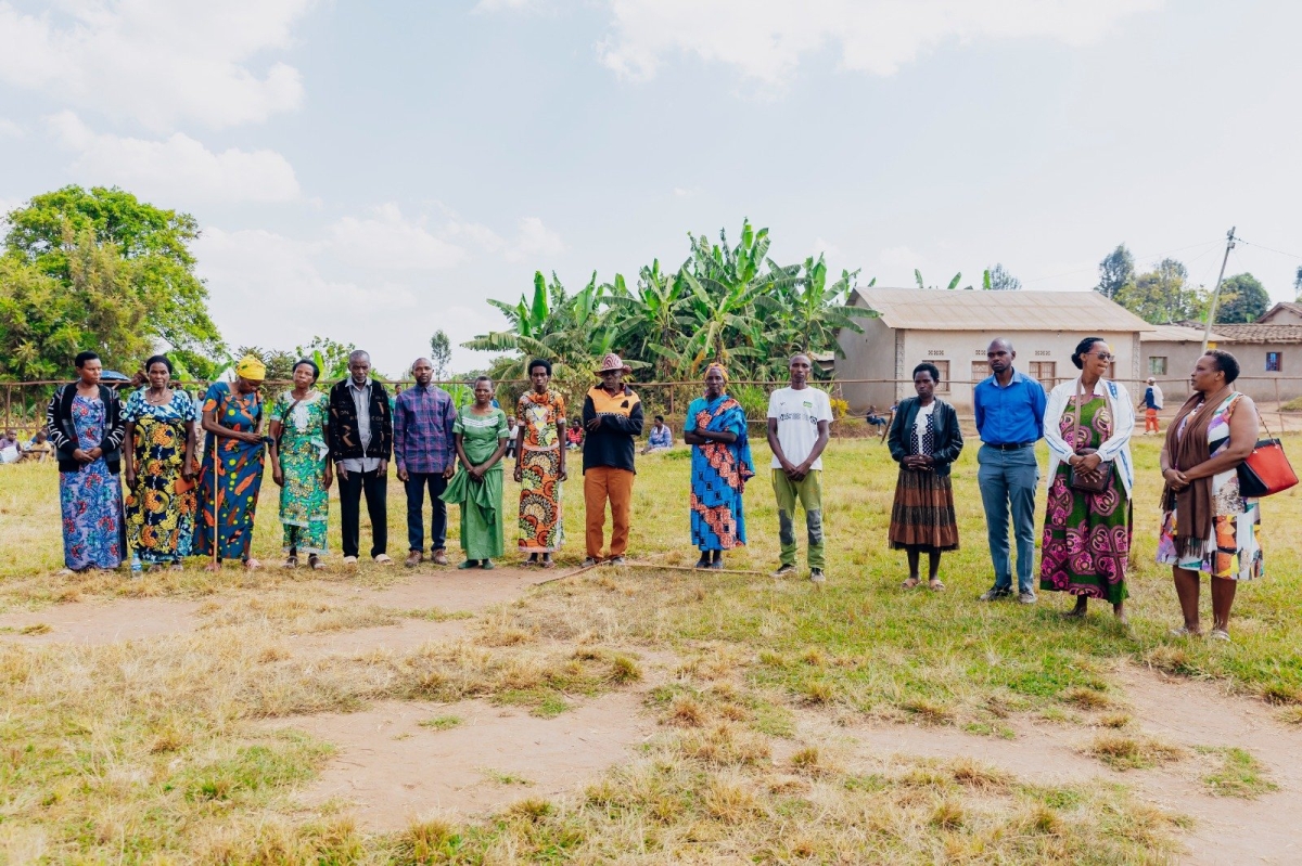 Members of families that   received cows that were  donated by Airtel in partnership with Ibuka.