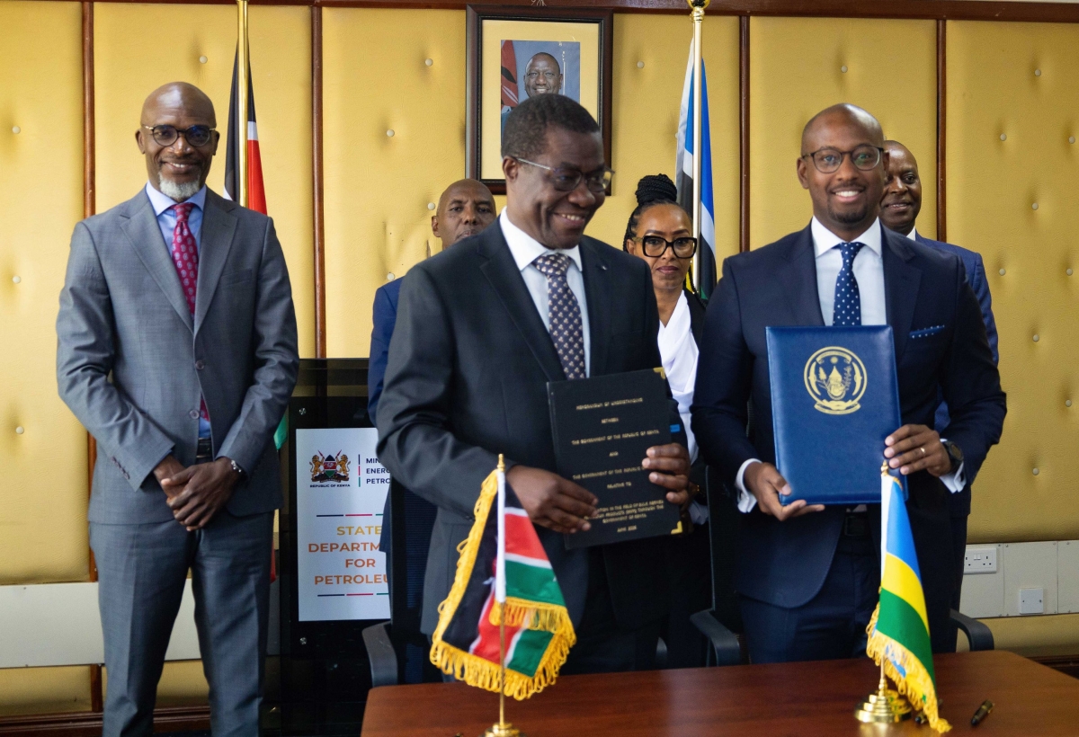 Minister of Trade and Industry Antoine Marie Kajangwe (R)  and Kenya’s Energy and Petroleum Cabinet Secretary Opiyo Wandayi during the signing cereomy on Monday, June 29. Courtesy