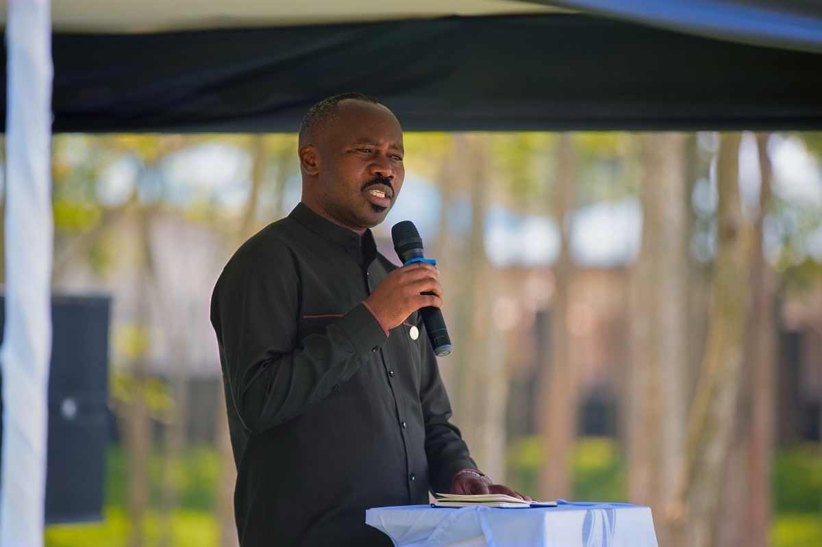 Rubavu District Mayor Prosper Murindwa addresses mourners at the event.