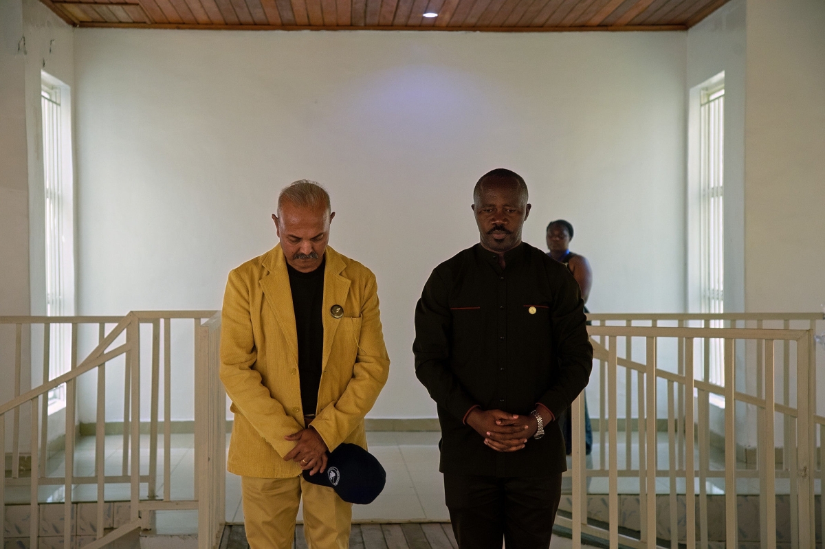 Mayor Prosper Murindwa and Pfunda Tea Company boss observe a moment of silence in honour of the victims of the Genocide against the Tutsi.