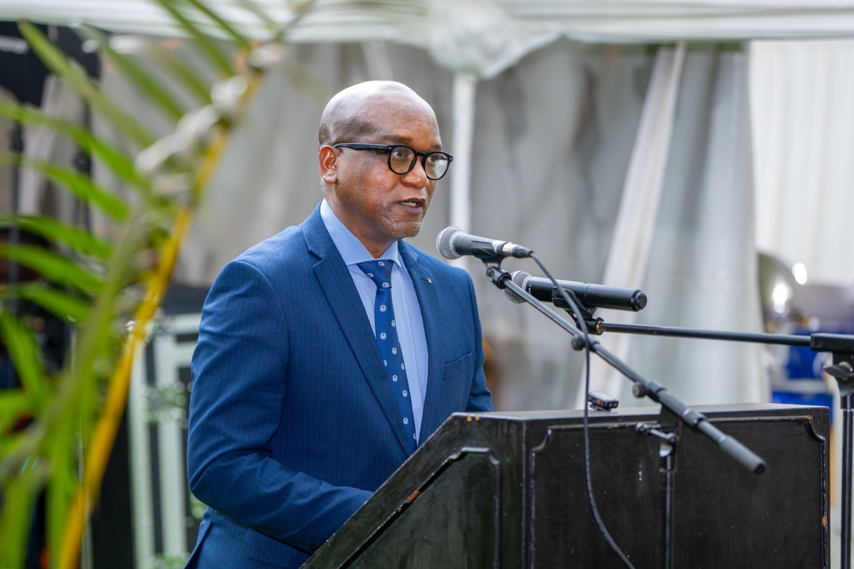 Speaking on behalf of the Commander-in-Chief, Minister Marizamunda expressed gratitude to the retirees for their dedicated service to the nation. He commended their role in the liberation struggle, stopping the Genocide against the Tutsi, and rebuilding the country.