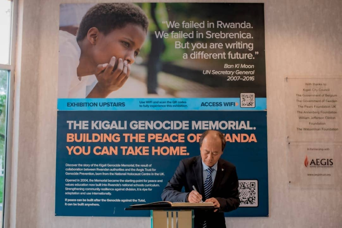 Tang Shenghui, Managing Director of WHI Rwanda Cement Company, writes in the guestbook at the memorial.