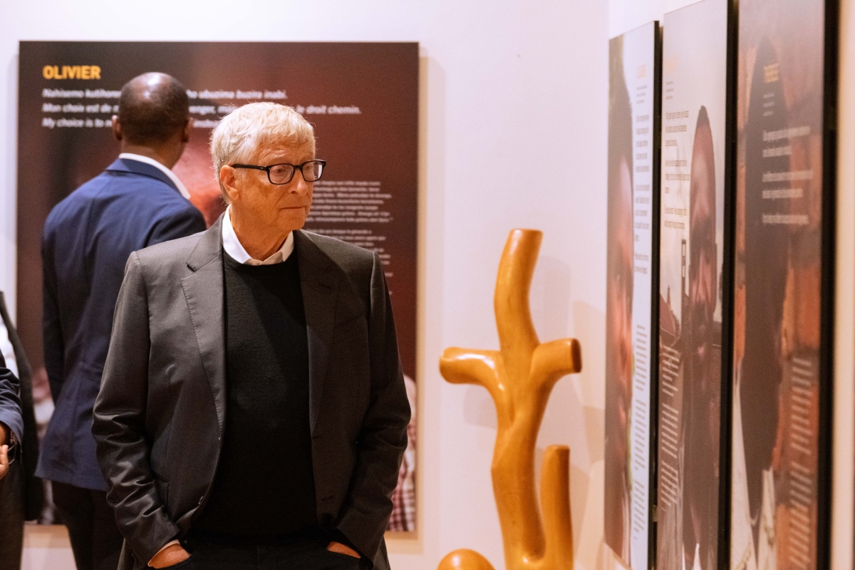 Bill Gates toured various sections of the Memorial where he was shown the history, the horror and consequences of the Genocide against the Tutsi as well as the journey of healing in Rwanda