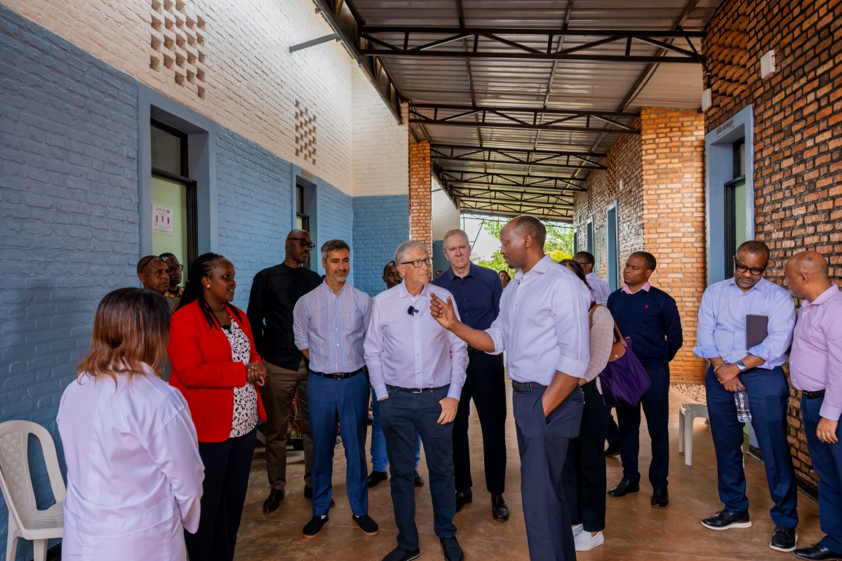 Minister of Health Dr Sabin Nsanzimana explaining to Bill Gates while visiting Mwulire Health Centre.